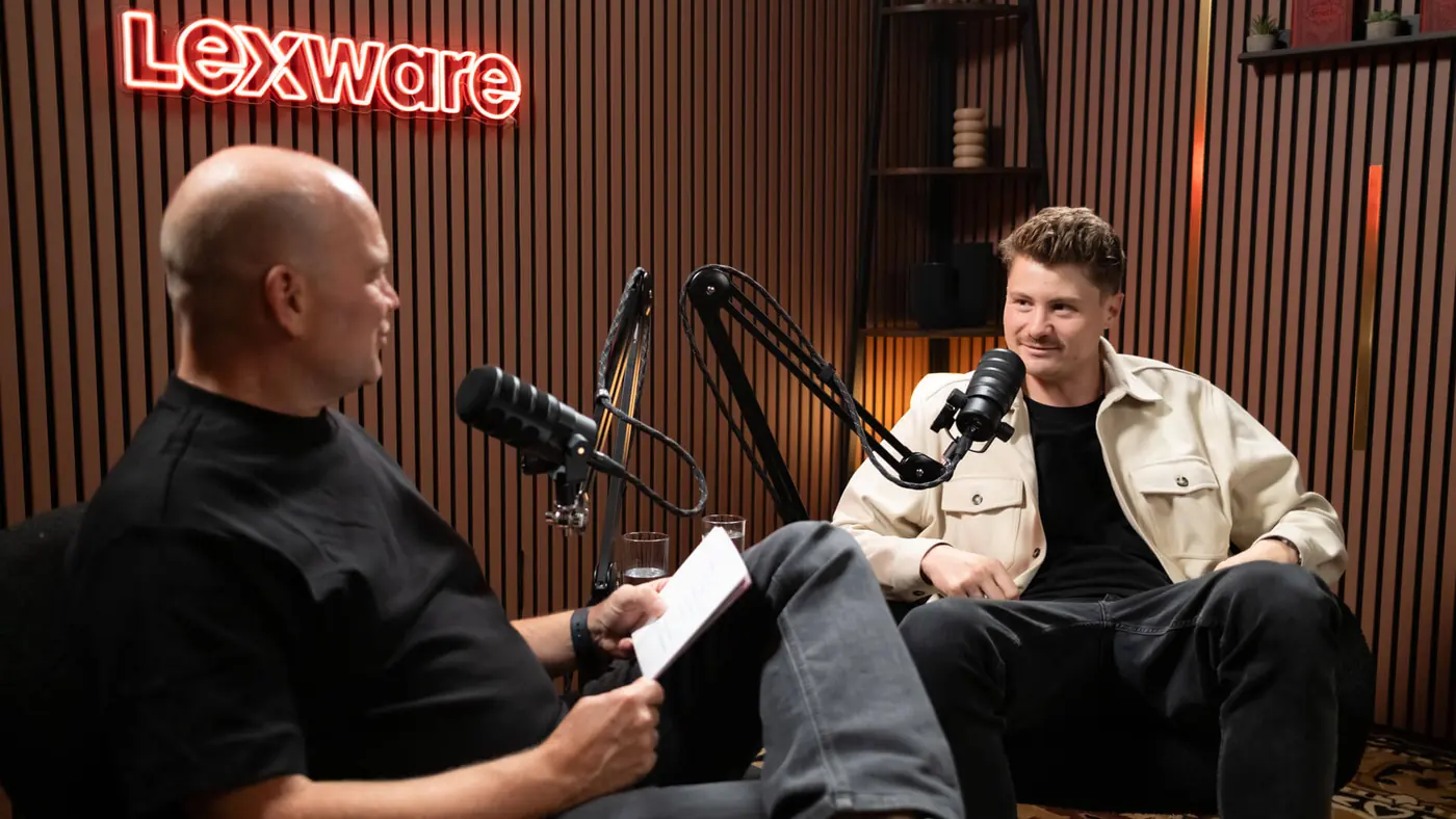 Felix von der Laden und Moderator bei der Aufnahme des Lexware-Podcasts im Studio