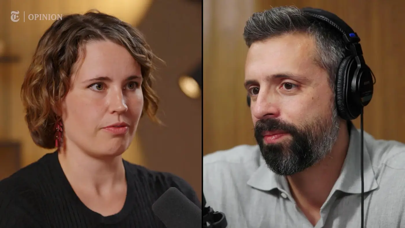 Videoaufnahme der Ezra Klein Show mit Gast und Moderator im Splitscreen