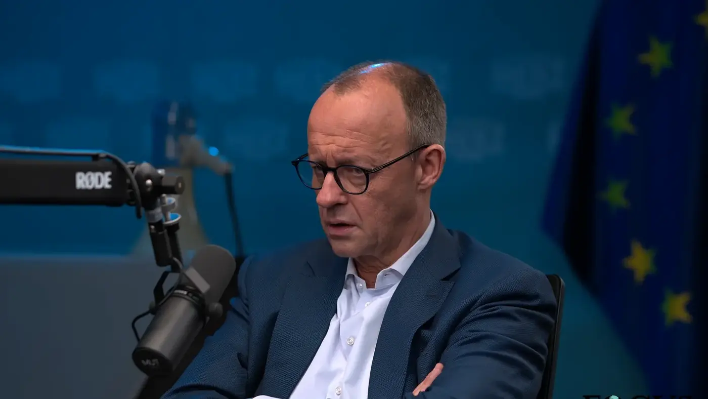 Friedrich Merz spricht im Podcast-Studio in ein Mikrofon